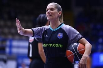 Στη ΓΑΔΑ η Βάσω Τσαρούχα μετά την προσγείωσή της από την Τουρκία